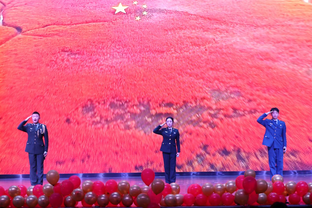 三名军人