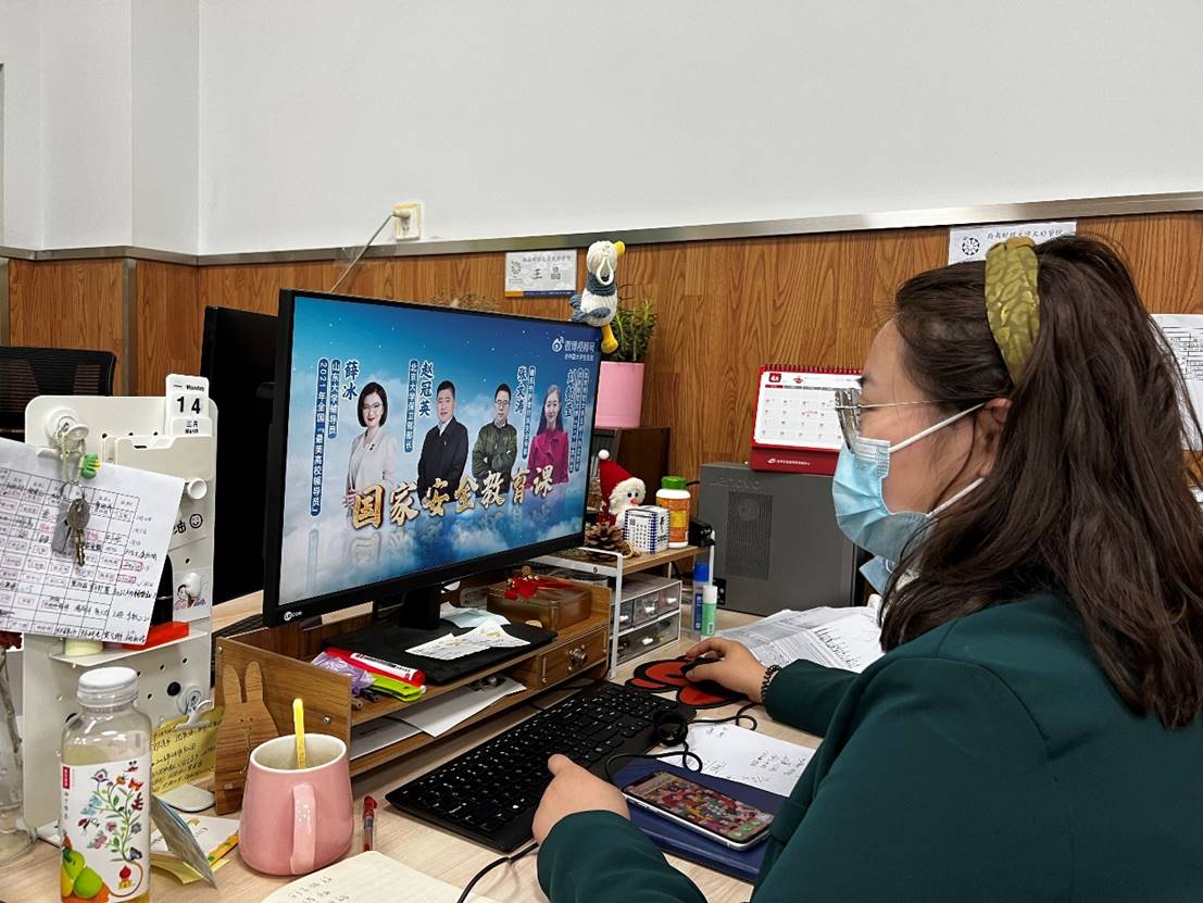 桌子上摆放着电脑和人低可信度描述已自动生成